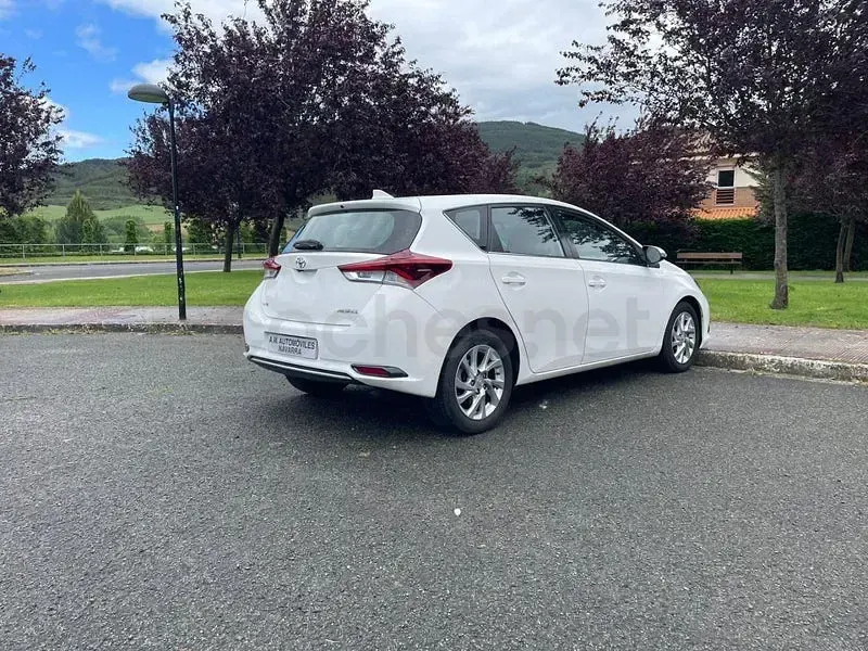 Usado Toyota Auris Active 90 CV (66 kW) 2016 Blanco Berlina