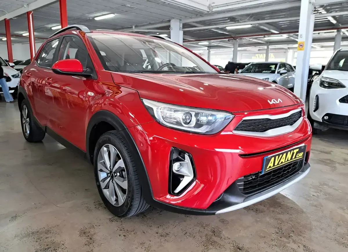 Usado Kia Stonic 100 CV (73 kW) 2023 Granate SUV