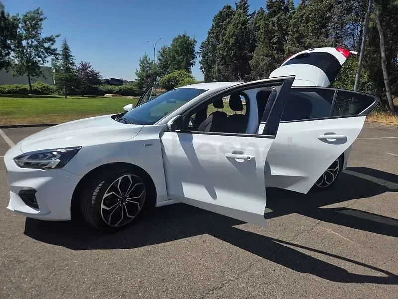 Usado Ford Focus ST-Line 125 CV (91 kW) 2019 Blanco Berlina
