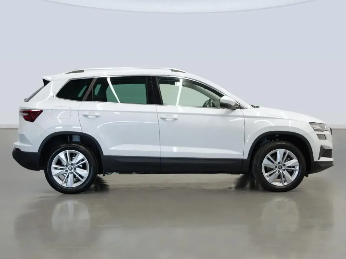 Usado Skoda Karoq Selection 150 CV (110 kW) 2025 Blanco SUV