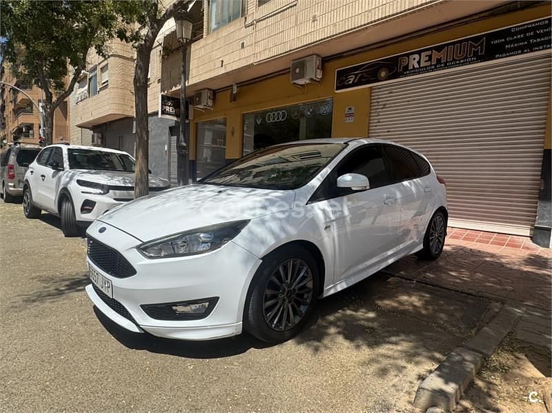 Blanco Usado 2017 Ford Focus ST-Line Berlina | 8499 € (Buen precio) - Imagen 1/4