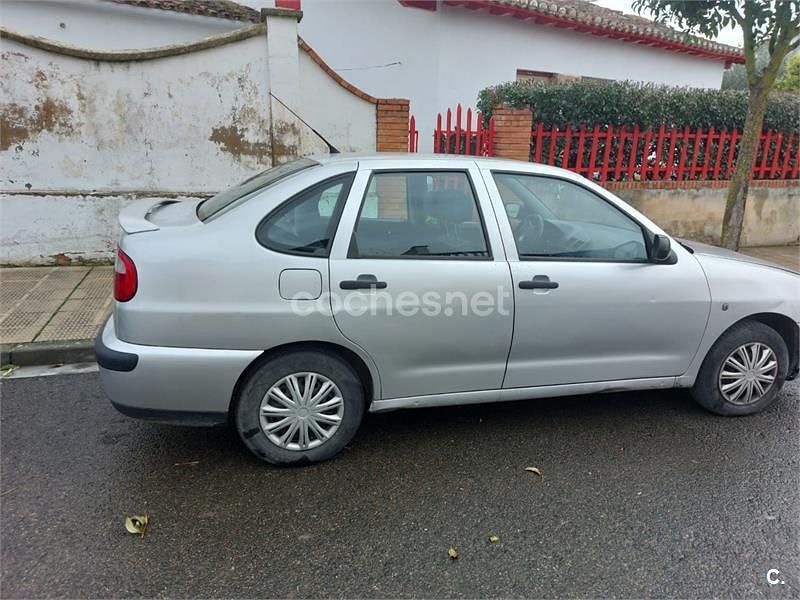 Usado Seat Cordoba Stella 75 CV (55 kW) 2002 Gris / plata Berlina