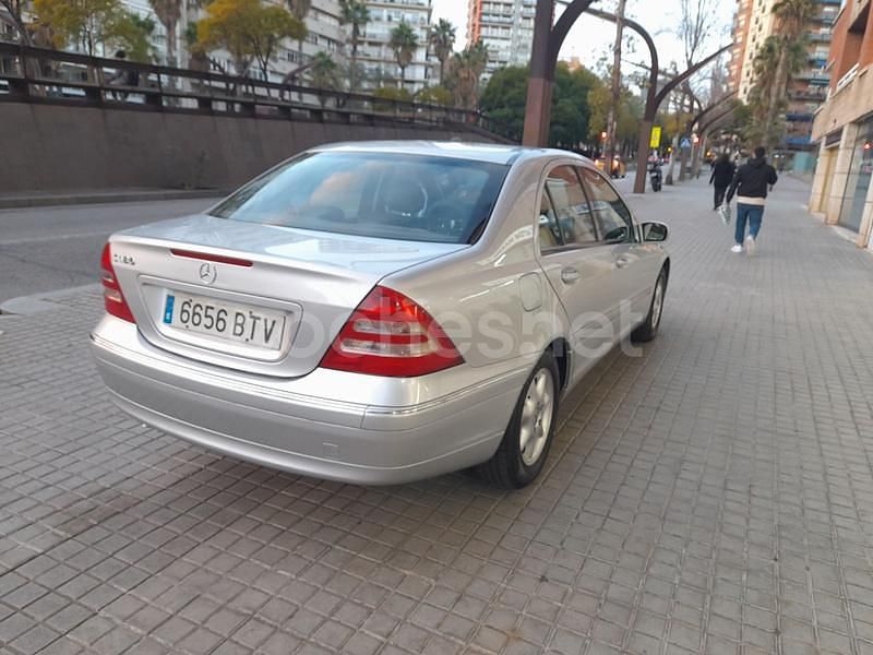 Usado Mercedes C180 Elegance 129 CV (94 kW) 2002 Gris / plata Berlina