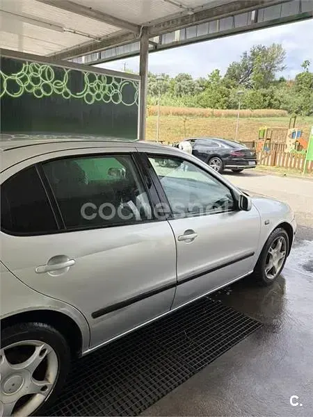 Usado Seat Leon Stella 90 CV (66 kW) 2001 Gris / plata Utilitario