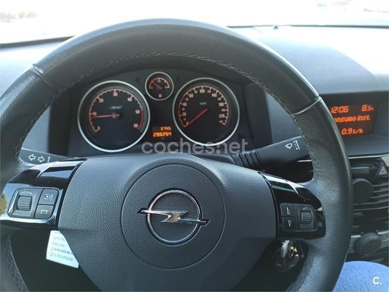 Usado Opel Astra Edition 110 CV (80 kW) 2010 Rojo Berlina