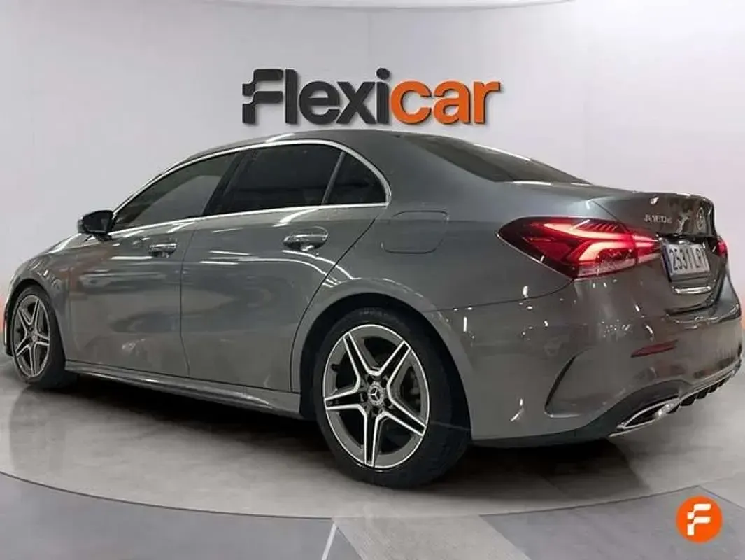 Usado Mercedes A180 116 CV (85 kW) 2019 Gris Berlina