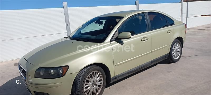 Usado Volvo S40 Momentum 140 CV (102 kW) 2004 Amarillo Berlina