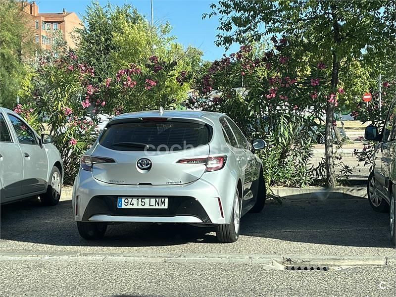 Usado Toyota Corolla 122 CV (89 kW) 2021 Gris / plata Berlina