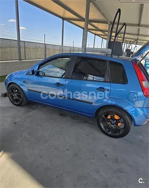 Usado Ford Fiesta Trend 80 CV (58 kW) 2005 Azul Utilitario