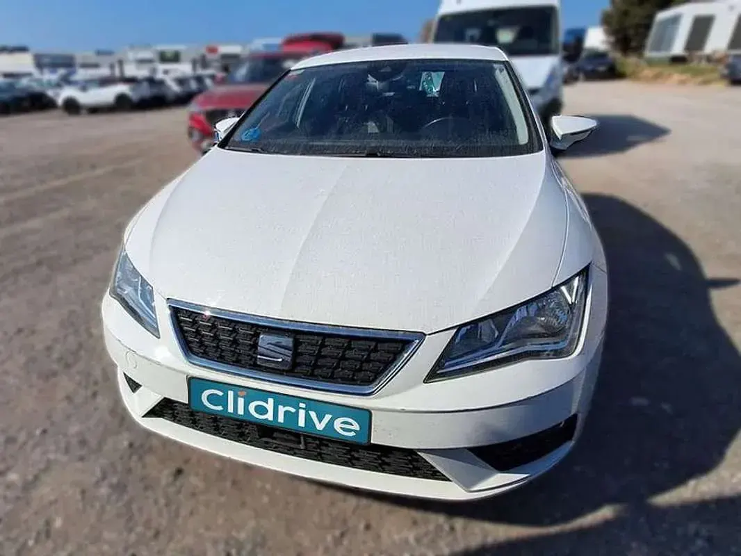 Używany Seat Leon Style 131 KM (96 kW) 2019 Biały Sedan/Limuzyna