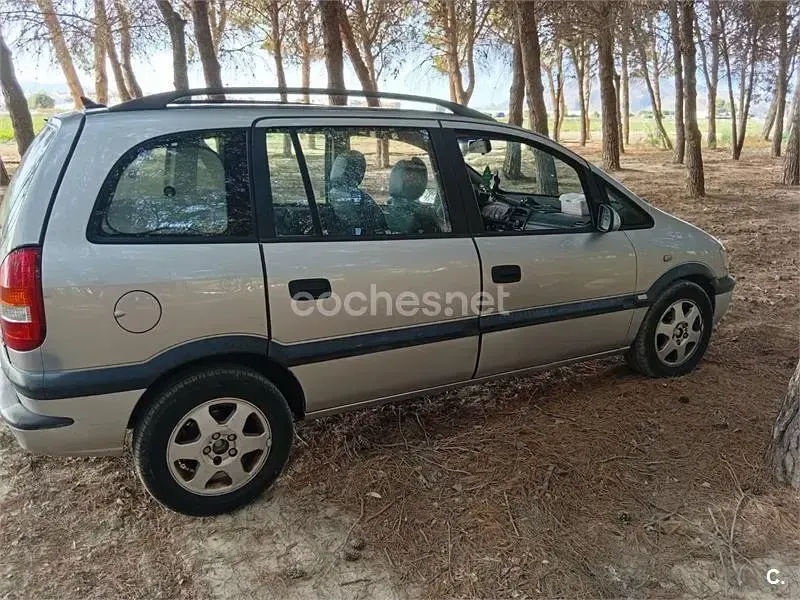 Usado Opel Zafira Elegance 100 CV (73 kW) 2002 Gris / plata Monovolumen