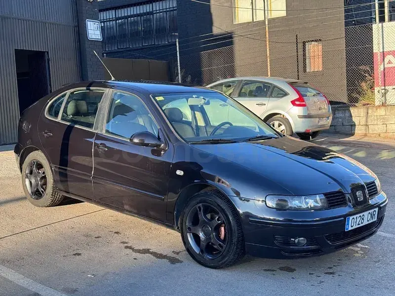 Usado Seat Leon Sport 105 CV (77 kW) 2003 Negro Utilitario