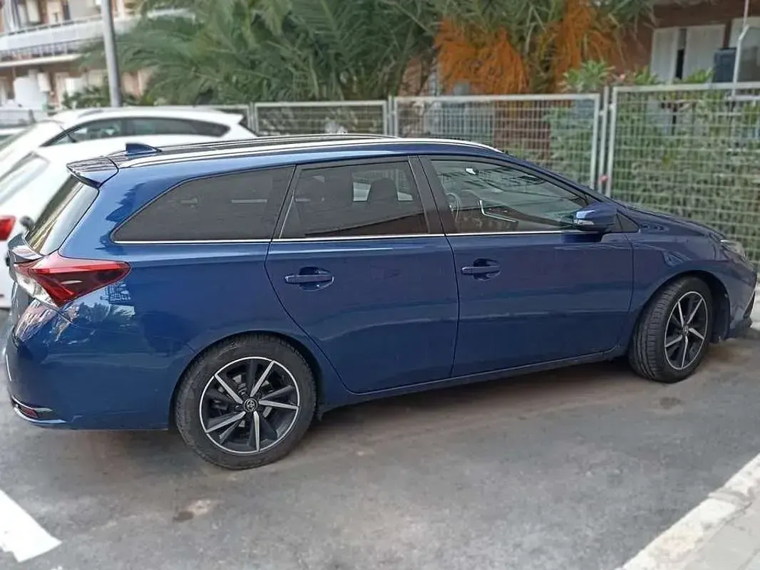 Usado Toyota Auris Active 111 CV (81 kW) 2017 Azul Familiar