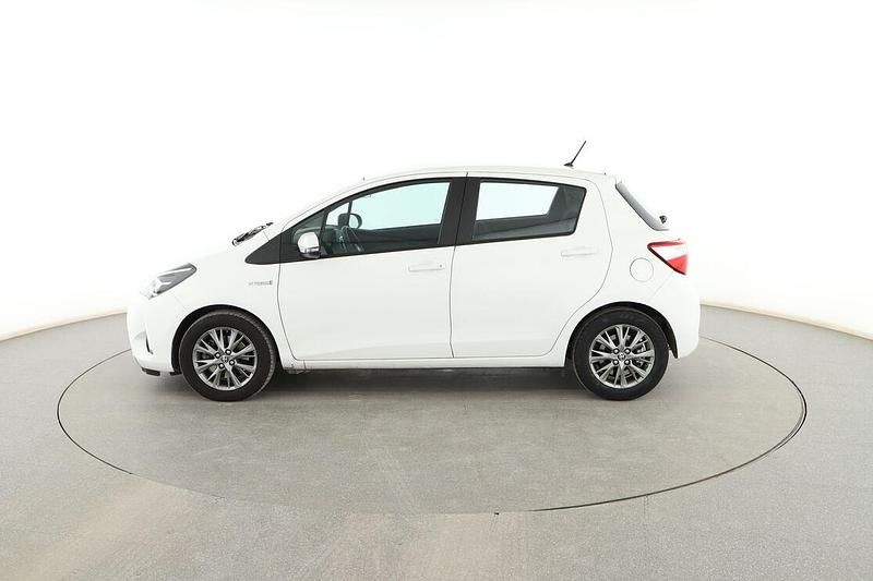 Usado Toyota Yaris Hybrid Active 101 CV (74 kW) 2019 Blanco Berlina