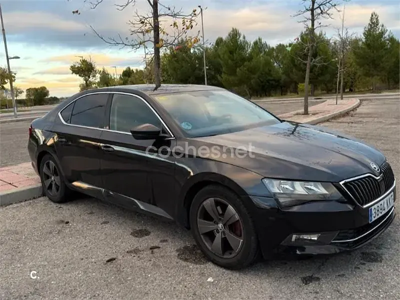 Usado Skoda Superb Ambition 150 CV (110 kW) 2018 Negro Berlina