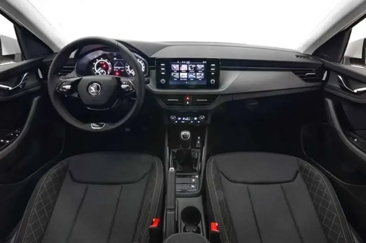 Usado Skoda Scala Ambition 110 CV (80 kW) 2023 Plateado Utilitario
