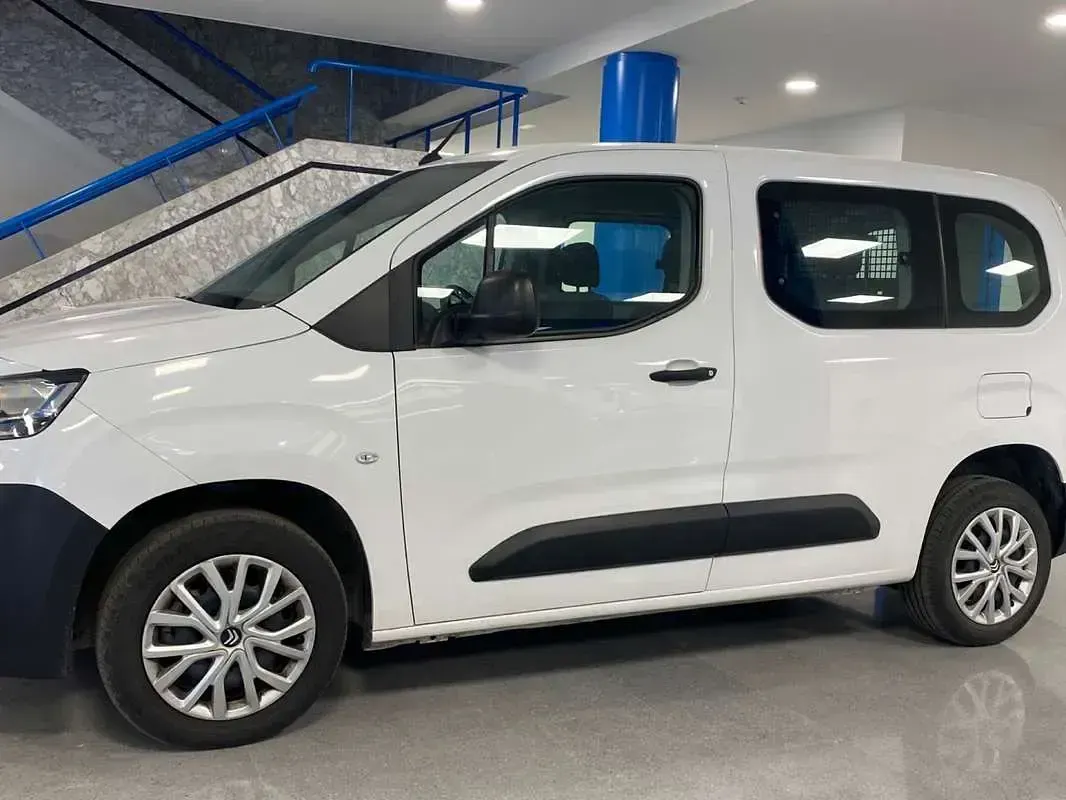 Usado Citroën Berlingo Live 102 CV (75 kW) 2023 Blanco Monovolumen