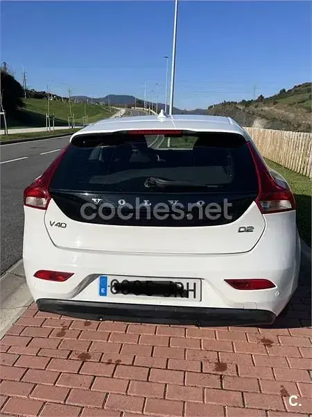 Usado Volvo V40 Momentum 120 CV (88 kW) 2016 Blanco Berlina