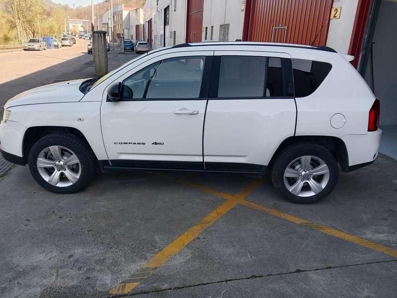 Usado Jeep Compass Sport 136 CV (100 kW) 2011 Blanco SUV