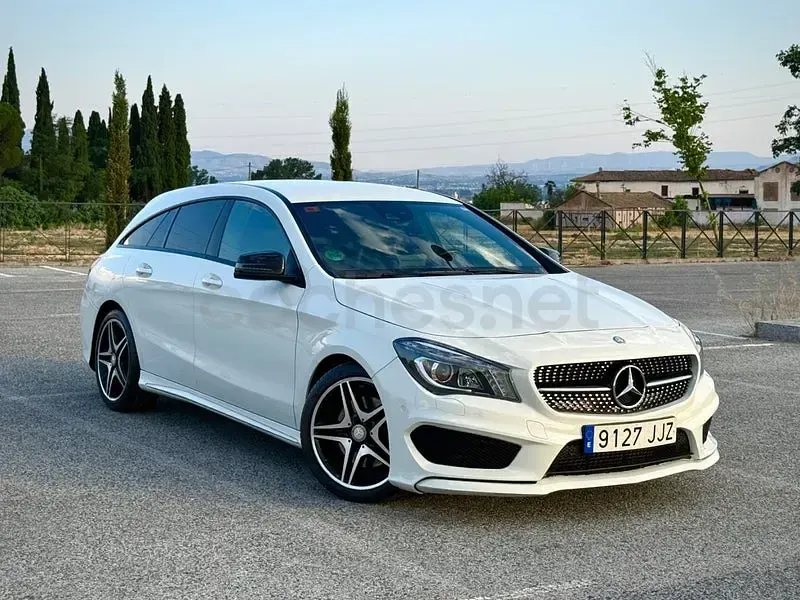 Usado Mercedes CLA220 Shooting Brake AMG line 177 CV (130 kW) 2015 Blanco Familiar