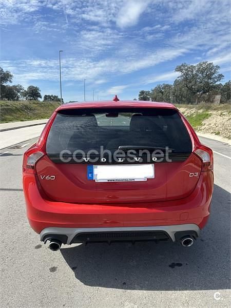 Usado Volvo V60 R-Design Momentum 150 CV (110 kW) 2018 Rojo Familiar