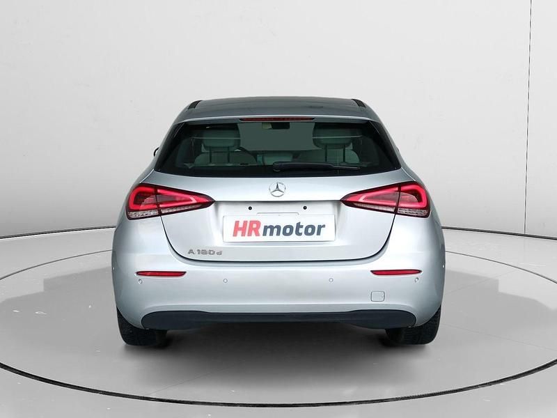 Usado Mercedes A180 116 CV (85 kW) 2021 Gris / plata Berlina