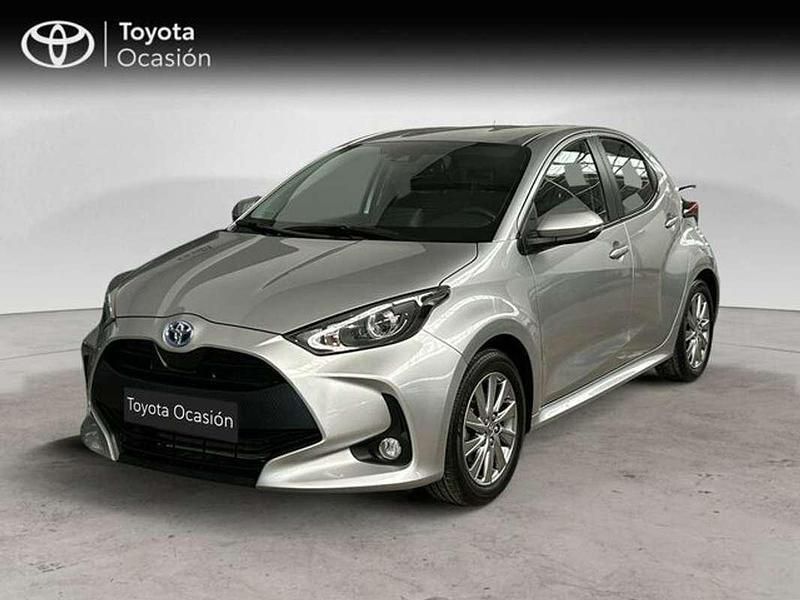 Gris Usado 2024 Toyota Yaris Hybrid Active Berlina | 21.550 € (Precio justo) - Imagen 1/4
