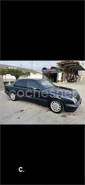 Usado Mercedes E270 Elegance 170 CV (125 kW) 2001 Azul Berlina