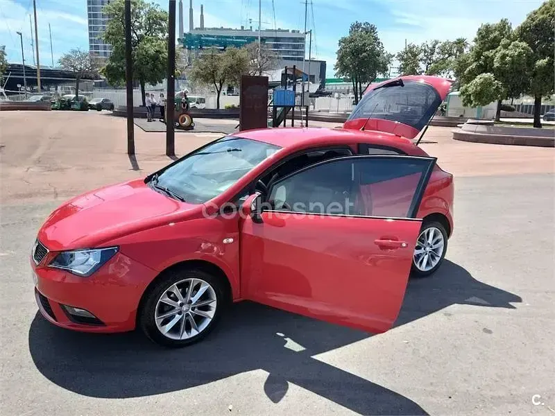 Usado Seat Ibiza Copa 90 HP (66 kW) 2012 Vermelho Sedan