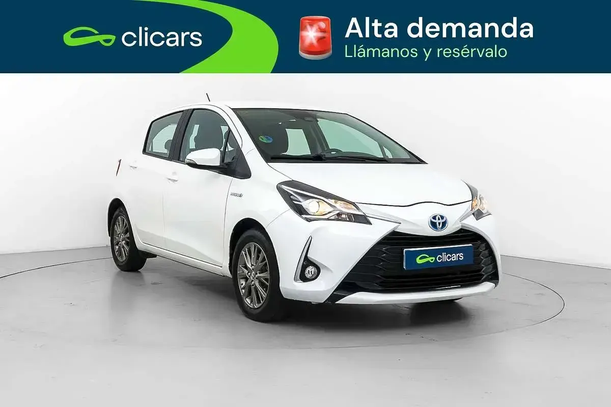 Usado Toyota Yaris Hybrid Active 75 CV (55 kW) 2019 Blanco Berlina