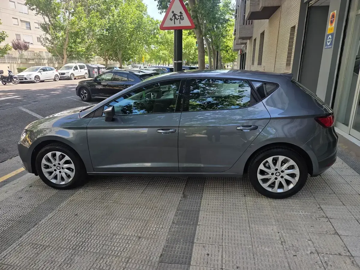 Usado Seat Leon Style 105 CV (77 kW) 2013 Gris Utilitario