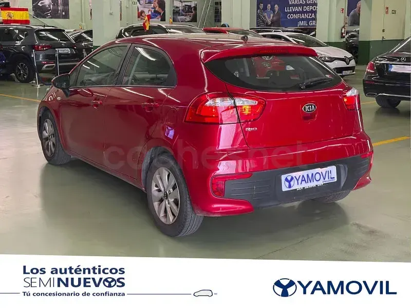 Usado Kia Rio 84 CV (61 kW) 2017 Rojo Berlina