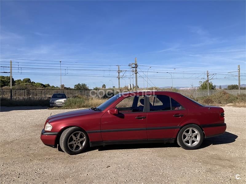 Usado Mercedes C180 122 CV (89 kW) 1998 Granate Berlina