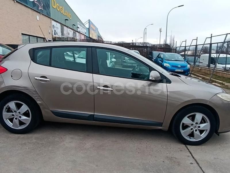 Usado Renault Mégane Dynamique 105 CV (77 kW) 2010 Beige Berlina