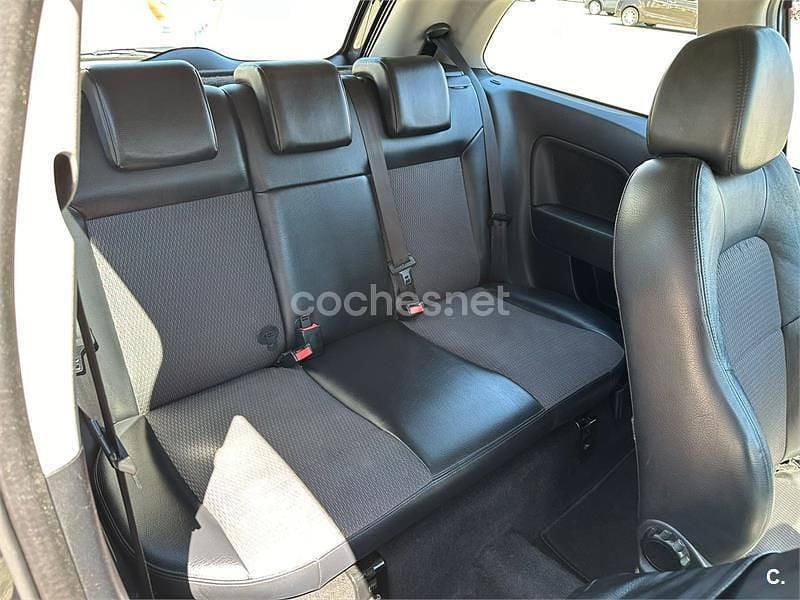 Usado Ford Fiesta Futura 90 CV (66 kW) 2008 Gris / plata Utilitario