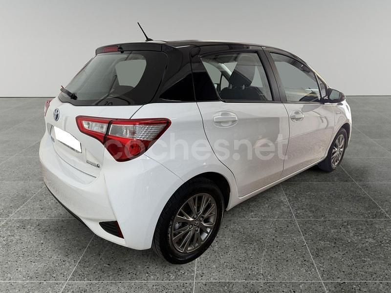 Usado Toyota Yaris Hybrid Active 100 CV (73 kW) 2020 Blanco Berlina