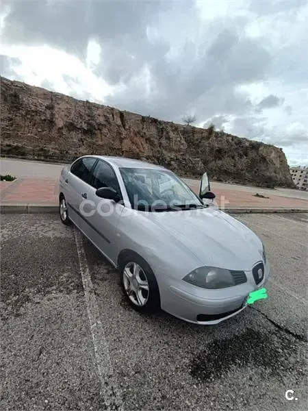 Usado Seat Cordoba Reference 100 CV (73 kW) 2005 Gris / plata Berlina