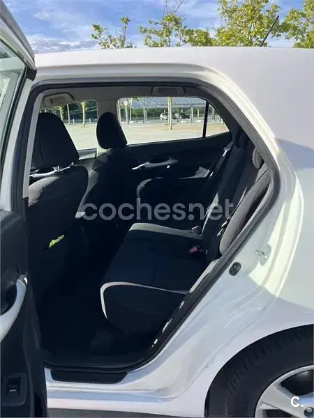 Usado Toyota Auris Active 126 CV (92 kW) 2012 Blanco Berlina