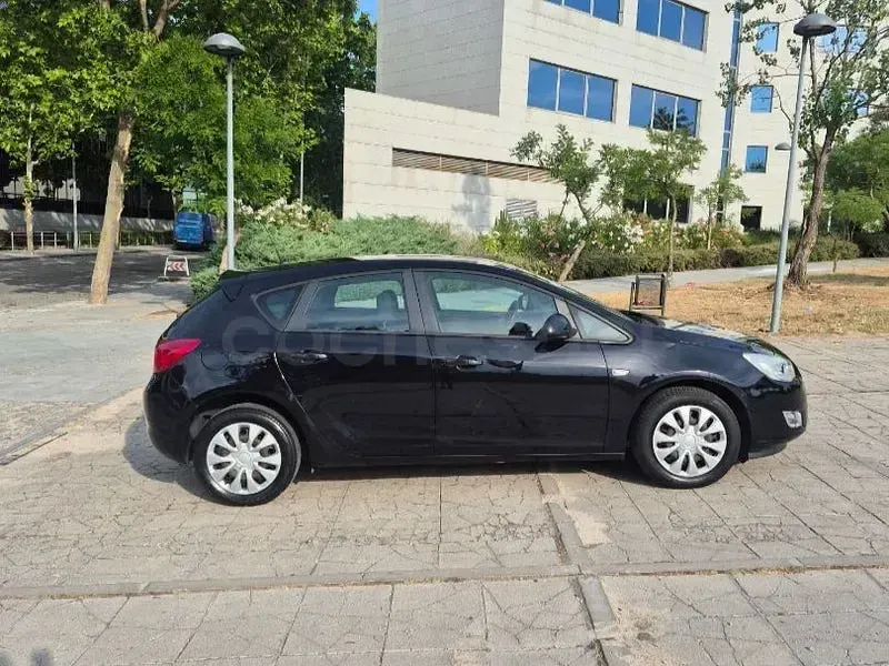 Usado Opel Astra Enjoy 115 CV (84 kW) 2010 Negro Berlina