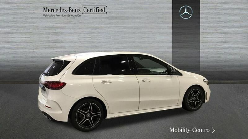 Usado Mercedes B200 AMG line 150 CV (110 kW) 2023 Blanco polar Monovolumen