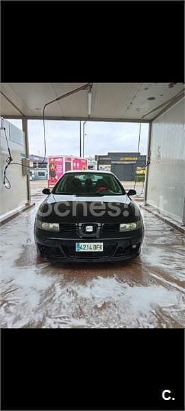 Usado Seat Leon Sport 105 CV (77 kW) 2005 Negro Utilitario