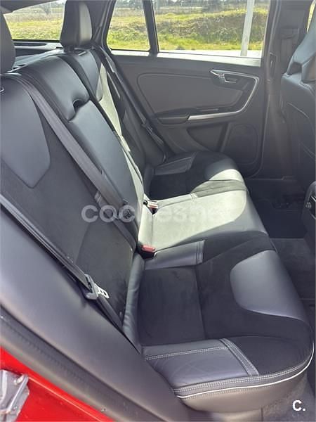 Usado Volvo V60 R-Design Momentum 150 CV (110 kW) 2018 Rojo Familiar