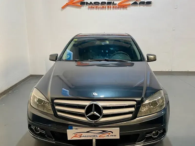 Usado Mercedes C200 Avantgarde 136 CV (100 kW) 2010 Gris / plata Berlina