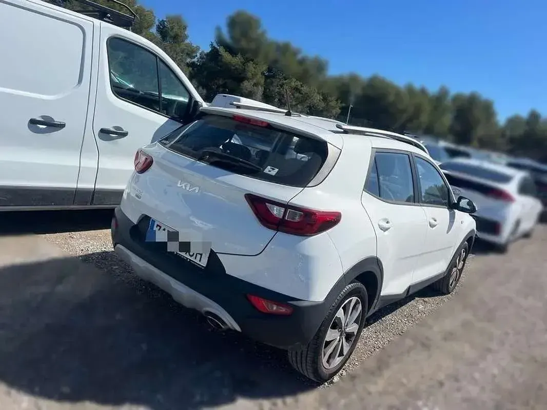 Usado Kia Stonic 101 CV (74 kW) 2023 Blanco SUV
