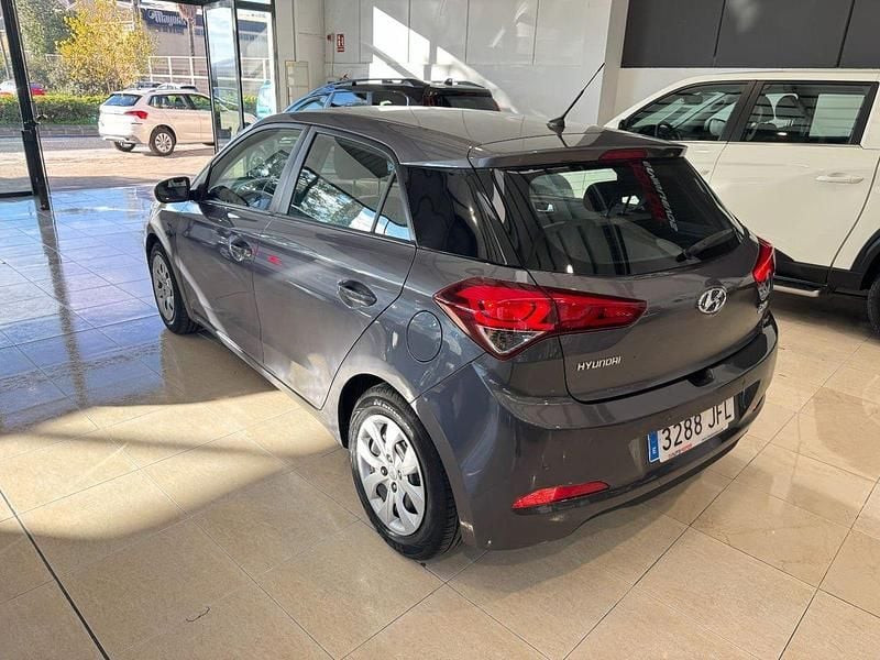 Usado Hyundai i20 85 CV (62 kW) 2015 Gris Utilitario