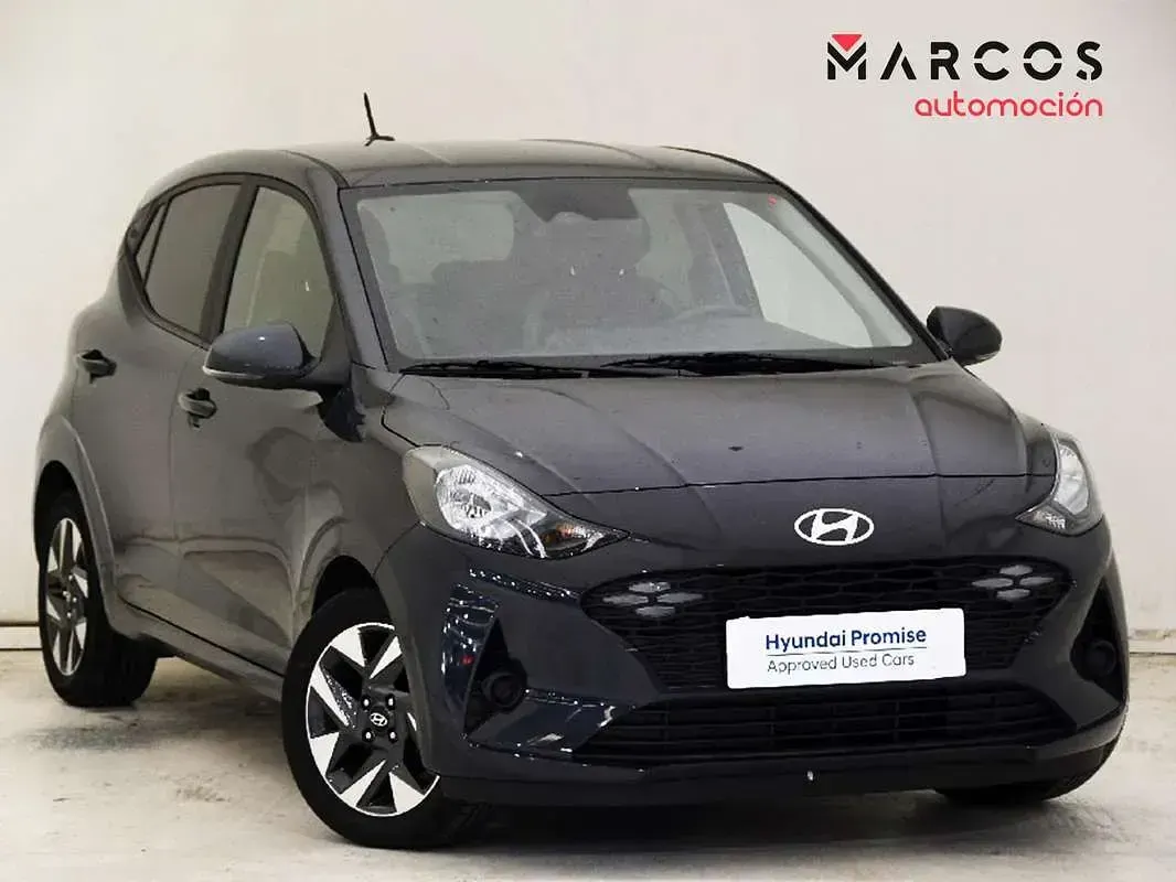 Usado Hyundai i10 64 CV (47 kW) 2025 Gris Utilitario