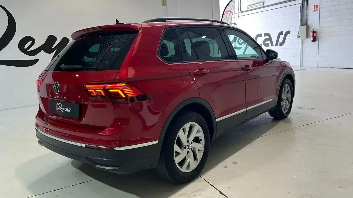 Usado VW Tiguan Life 150 CV (110 kW) 2022 Rojo SUV