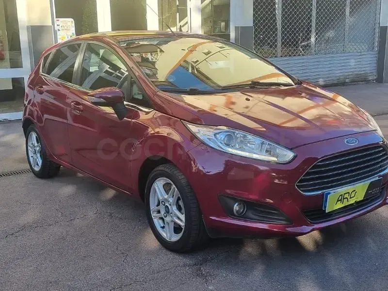 Usado Ford Fiesta Titanium 100 CV (73 kW) 2013 Granate Berlina