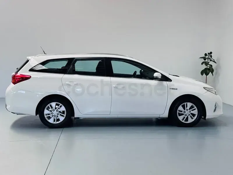 Usado Toyota Auris Hybrid Active 136 CV (100 kW) 2013 Blanco Familiar