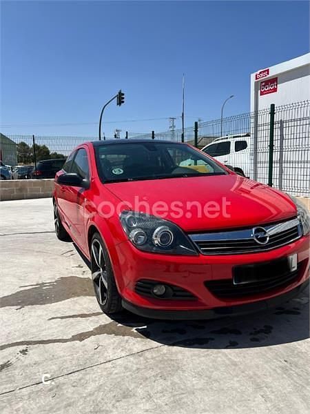 Rojo Usado 2005 Opel Astra GTC Cosmo Berlina | 3900 € - Imagen 1/4